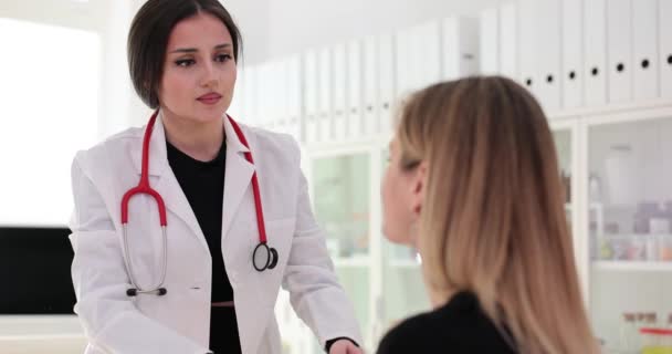 Patient Bereitet Sich Auf Kosmetische Eingriffe Vor Kosmetologe Untersucht Gesichtshaut — Stockvideo