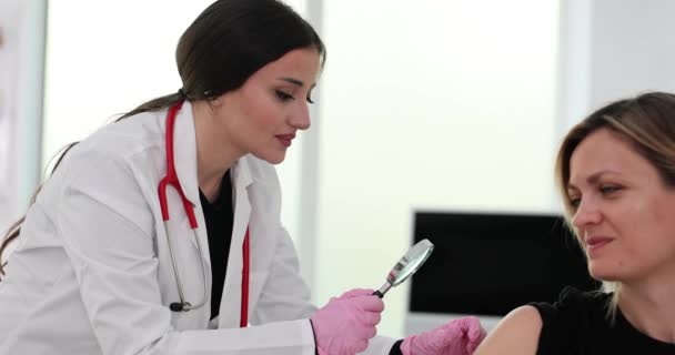 Arzt Untersucht Haut Schulter Des Patienten Mit Lupe Klinik Arzt — Stockvideo