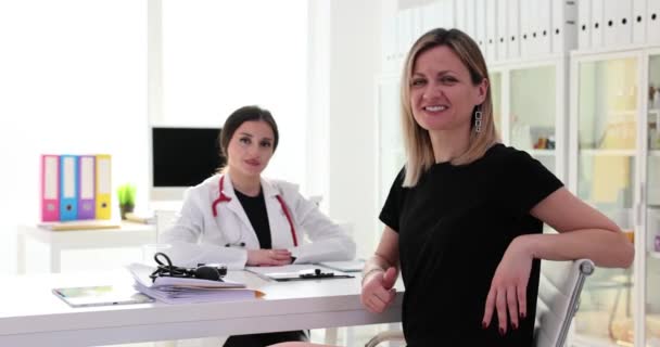 Nadšení Mladá Pacientka Lékař Ukazuje Palce Nahoru Spokojeni Konzultací Lékařem — Stock video