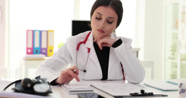 Lekarz Oblicza Koszty Leczenia Klinice Koszty Usług Medycznych — Wideo stockowe