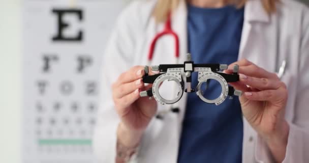 眼科医生带着眼镜把镜片装进镜框里 近视和散光治疗 — 图库视频影像