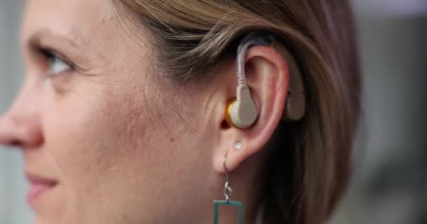 Жінка Носить Слуховий Апарат Вухо Проблема Слуху Дорослих — стокове відео