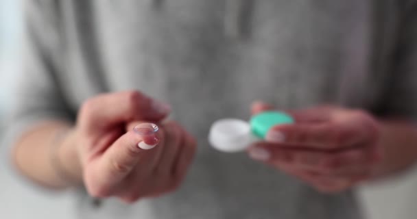 Lente Contato Suave Dedo Caixa Mulher Conceito Medicina Visão — Vídeo de Stock