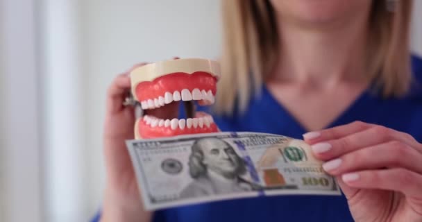 Szczęka Dentystyczna Dentysta Trzymający 100 Dolarów Koszt Usług Stomatologicznych — Wideo stockowe
