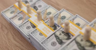 Liderleriyle birlikte ABD banknot merdiveni ve iş ekibi. İş hayatında kariyer ve mali büyüme