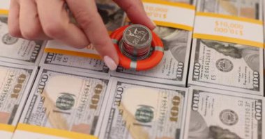 Amerikan doları banknotları üzerinde can simidi. Mal varlığı ve mali sigorta
