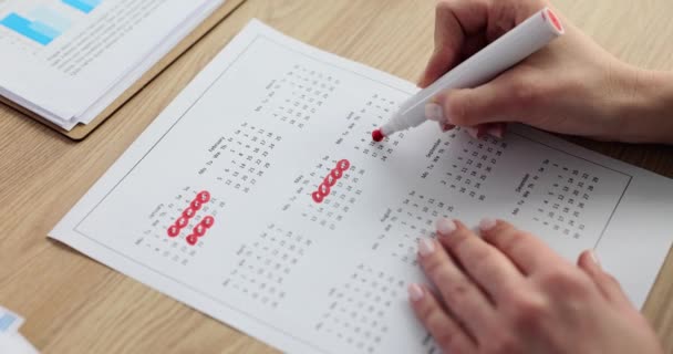 日历页和女性的特写镜头在办公室每周日历上记录天数 日历表上有标记的红记号 — 图库视频影像