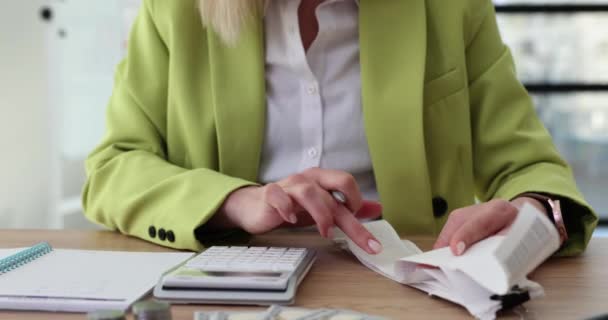 Affärskvinna Med Miniräknare Och Kontroll Ekonomiska Uppgifter Ämbetet Intäkter Och — Stockvideo