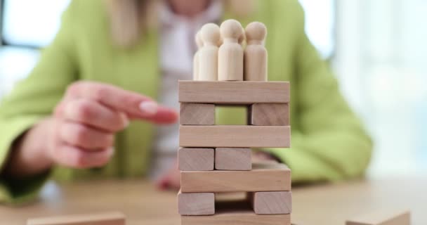 木製のブロックのクローズアップとチームをトップに引っ張る女性 ビジネス保険 社会貢献 — ストック動画