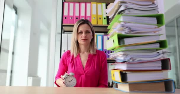Ścisła Bizneswoman Trzyma Budzik Wiele Dokumentów Biurku Termin Termin Wymagalności — Wideo stockowe