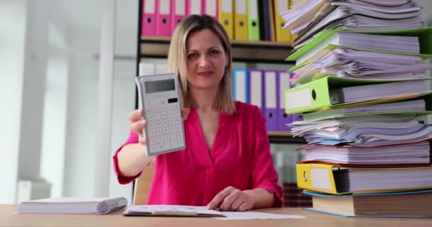 Портрет Привабливого Менеджера Показує Грошові Заощадження Цифровому Калькуляторі Офісі Фінансові — стокове відео
