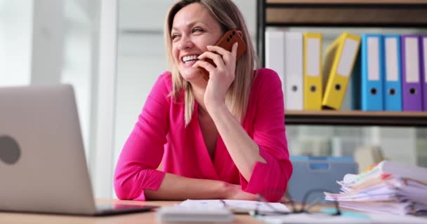 Wanita Bisnis Yang Bahagia Membuat Panggilan Telepon Dan Tertawa Karena — Stok Video