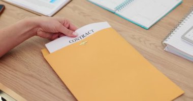 İş kadını zarfı kontrat belgeleriyle açıyor. Pazarlama ve finans sektörü kavramı ve istihdam sözleşmesi