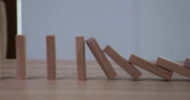 Masaya yakın çekim yapan kişi düşmeyi durdurur. Finansal risklerle başa çıkmanın pratik yolları