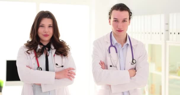 Doktor Gülümser Hastanede Durur Tıp Kariyerine Başlıyorum — Stok video