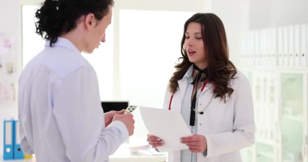 Kobieta Lekarz Wyjaśnia Doradza Pacjentowi Stosowaniu Tabletek Leczenia Leczenie Chorób — Wideo stockowe