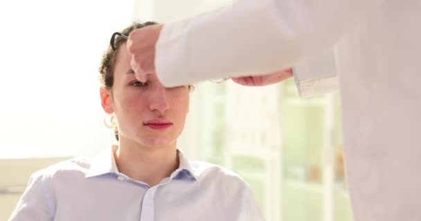 Profesjonalny Optometrysta Wkłada Soczewki Okularów Phoroptera Sprawdza Wzrok Pacjenta Dalekowzroczność — Wideo stockowe