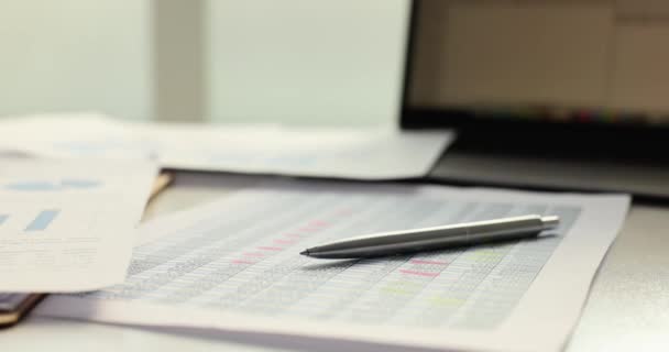 商业图表用钢笔和平板电脑在财务顾问桌上进行报告 财务文件和分析 — 图库视频影像