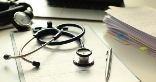 テーブルの上にペンおよびラップトップの医学文書 医学と医療について — ストック動画