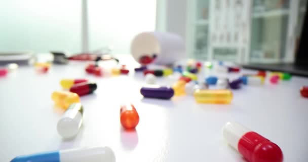 Píldoras Médicas Multicolores Vertidas Desde Frasco Sobre Mesa Uso Estupefacientes — Vídeo de stock