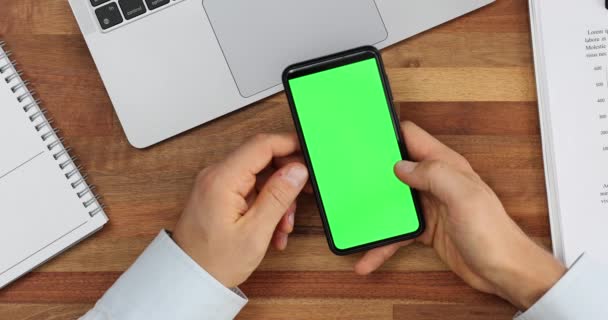 Männliche Hände Halten Vertikal Ein Telefon Mit Grünem Bildschirm Startup — Stockvideo