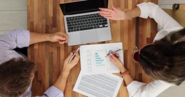 İş ortakları, küçük işletme bürosunun üst görüşünde stratejik pazarlama planı üzerinde kafa patlatıp tartışıyorlar. Ofis masasında çalışan ve iletişim kuran iş adamları.