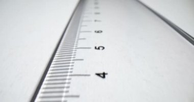 Cetvel ölçeğini santimetre ve milimetre cinsinden ölçüyorum. Ölçekleme ve geometri