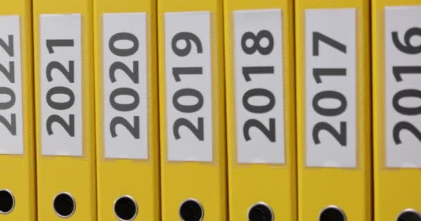 堆放成堆的黄色办公室文件夹 上面印有新年的概念 业务文件的储存和年度变动 — 图库视频影像