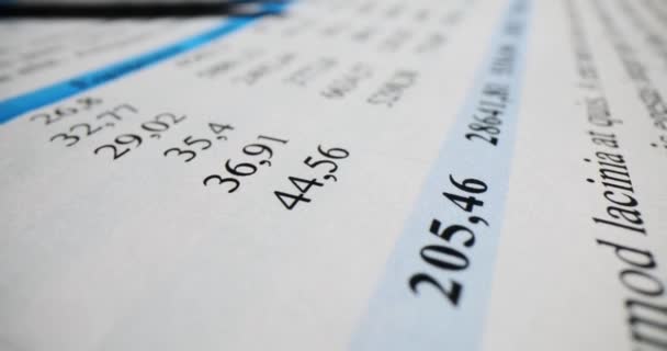 Στυλό Και Έκθεση Αριθμούς Και Σημάδια Closeup Λογιστική Χρηματοπιστωτικών Συναλλαγών — Αρχείο Βίντεο