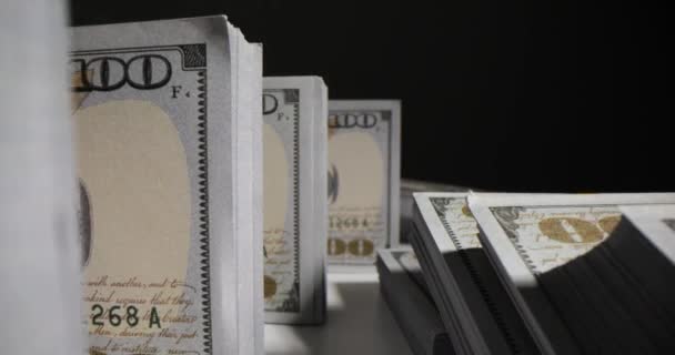 清理成堆的100张钞票 大额现金流动和商业投资 — 图库视频影像