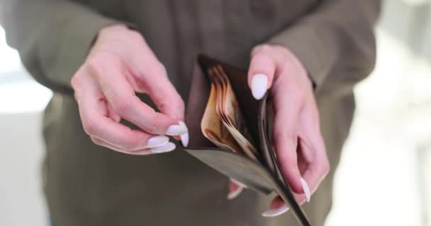 Zakenvrouw Telt Eurobankbiljetten Uit Leren Portemonnee Vrouw Bespaart Geld Hypotheekbetaling — Stockvideo