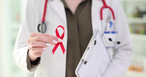 Dünya Aids Günü Nün Sembolü Olarak Bir Doktorun Ellerinde Kırmızı — Stok video