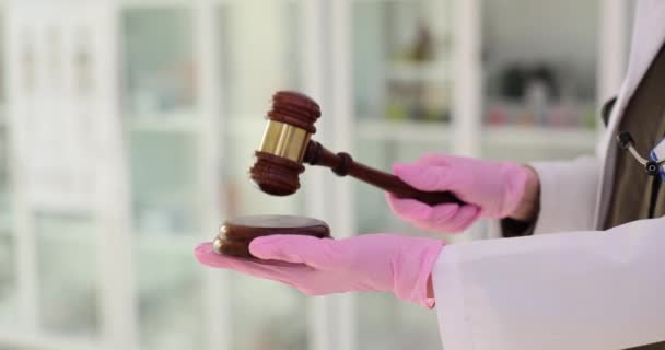 Dokter Mengetuk Pada Hakim Palu Kayu Tanggung Jawab Kriminal Pekerja — Stok Video