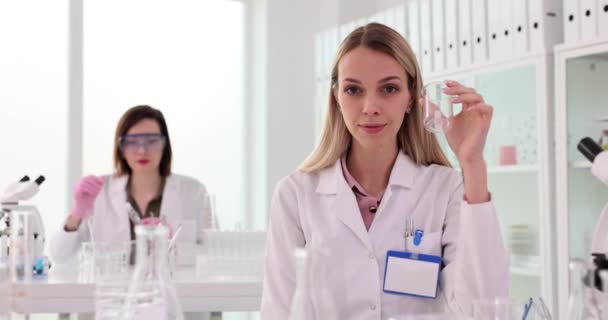 Ung Kvinnlig Forskare Kemist Biolog Arbetar Laboratoriet Ger Glasflaska Till — Stockvideo