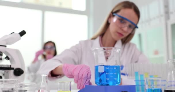 Mechanickým Mícháním Baňce Míchá Vědec Modrou Průhlednou Kapalinu Testování Toxických — Stock video