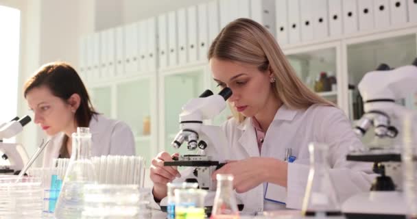 Σύγχρονα Εργαστήρια Ιατρικής Έρευνας Γυναίκες Επιστήμονες Που Εργάζονται Μικροσκόπια Ομάδα — Αρχείο Βίντεο