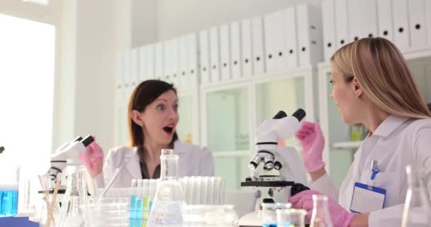 Modernes Medizinisches Forschungslabor Für Junge Wissenschaftler Mit Mikroskop Und High — Stockvideo