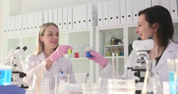 Testbuizen Met Veelkleurige Vloeistof Alcohol Kolven Het Laboratorium Wetenschappers Knikken — Stockvideo
