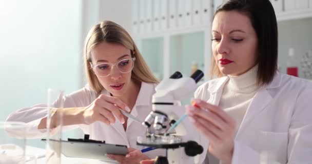 Scientifique Avec Assistant Laboratoire Étudiant Dépose Liquide Bleu Pipette Dans — Video