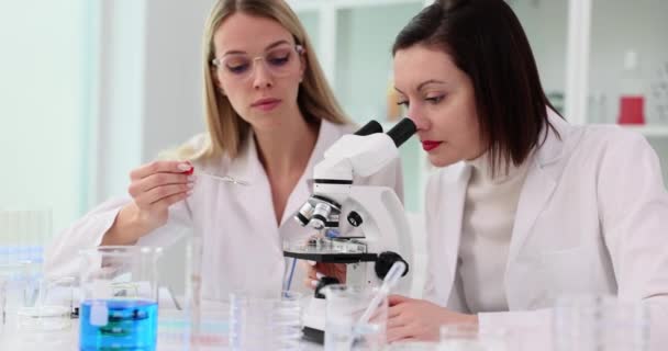 Laboratorium Technicus Wetenschapper Druppels Testen Vloeistof Glas Medische Petri Teamwork — Stockvideo