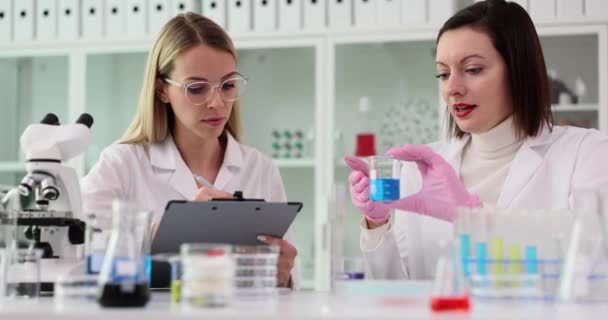 Wissenschaftler Mit Chemischen Reagenzgläsern Labor Arbeiten Mit Flüssigkeiten Chemische Forschung — Stockvideo
