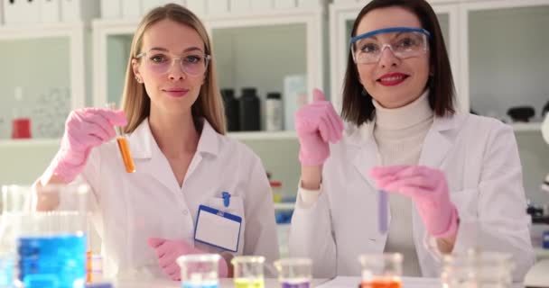 Vegyészek Feltartják Hüvelykujjukat Folyadékkal Teli Kémcsöveket Tartanak Laborban Jóváhagyott Kémiai — Stock videók