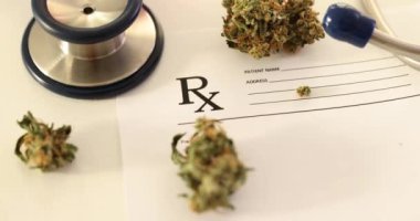 Tıbbi marihuana ve doktor reçetesi yakın çekim. Ot için doktor reçeteli esrar tomurcukları