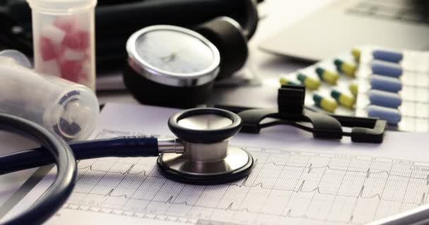 Кардіограма Червоними Таблетками Серця Кардіограмою Концепція Лікування Серцево Судинних Захворювань — стокове відео