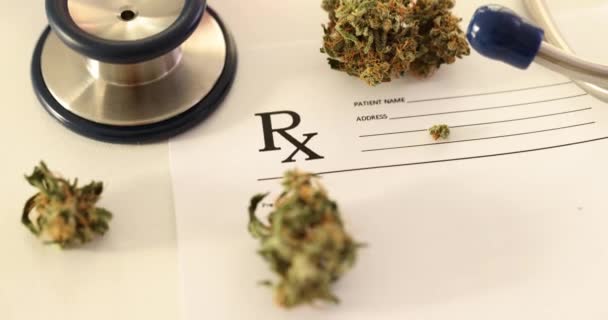 Medizinisches Marihuana Und Ärztliche Verschreibung Nahaufnahme Cannabis Knospen Mit Ärztlichem — Stockvideo