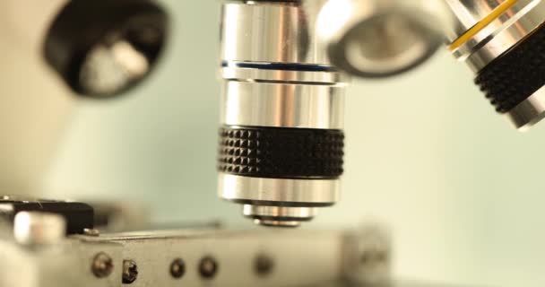 Enkelt Biologiskt Mikroskop Med Nedsänkningslins Laboratorieforskning — Stockvideo