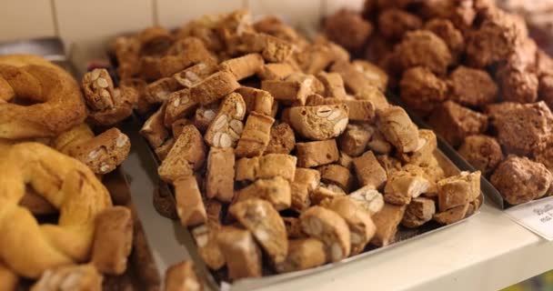 トレイカウンターのナッツパン粉で焼いた新鮮なクッキーのクローズアップ フローラースイートマフィン — ストック動画