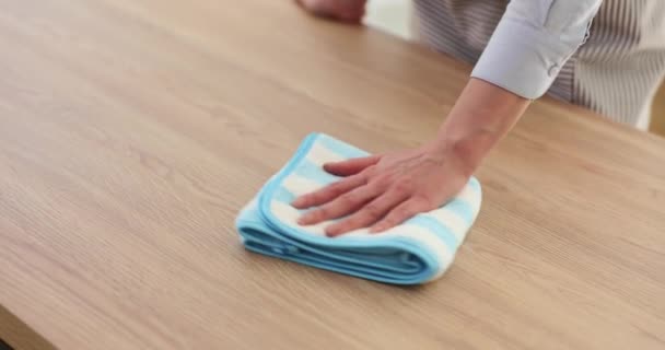 家庭主妇用抹布擦桌子 利用特定产品对房屋进行维修清洁的家庭主妇 以照顾房地慢动作 — 图库视频影像