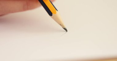 Kişi kağıda basit kalemle yeni bir resim çizmeye başlar ve aniden kalem çekirdekleri çatırtıyla kırılır. Çizime başlama planları bozuldu