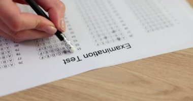 Öğrenci, sınav kağıdındaki yanlış cevabı, sorumlu test uygulamalarını gösteren silgi kullanarak siler. Titiz bakım işe alınıyor